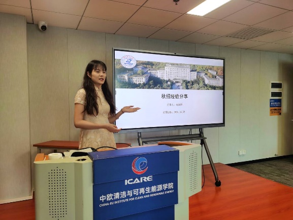 说明: 图片包含 室内, 天花板, 人, 女人描述已自动生成 说明: 图片包含 室内, 天花板, 人, 女人描述已自动生成