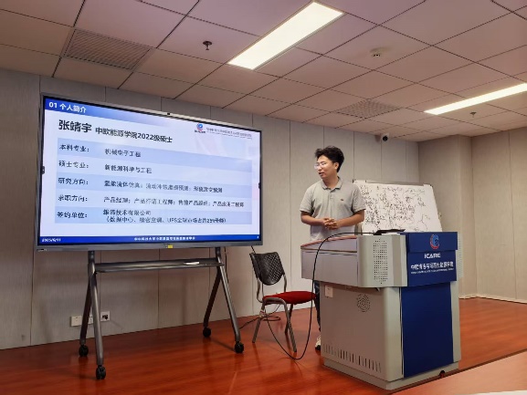 说明: 人在房间内玩体感游戏描述已自动生成 说明: 人在房间内玩体感游戏描述已自动生成
