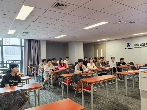 说明: 一群人在餐厅里描述已自动生成 说明: 一群人在餐厅里描述已自动生成